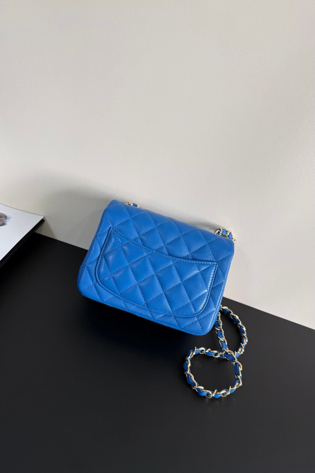 Electric Blue Classic Flap Classic Cf Square Fatty is back in stock. It is exquisite and durable. It is a timeless style that can be matched with anything.
