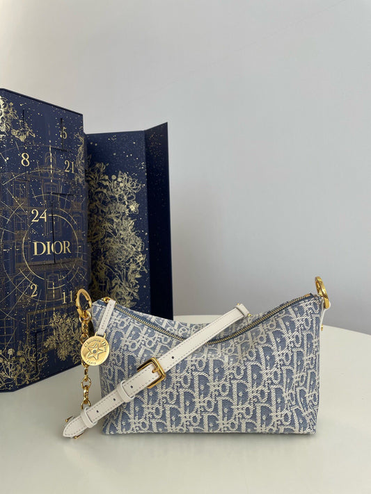 Lunch box bag in stock. Hobo star raffia series. It feels so summery. The sky blue fabric is paired with milky white calfskin. The light color looks fresh and healing. The bag shape design is practical. It is equipped with an adjustable long shoulder