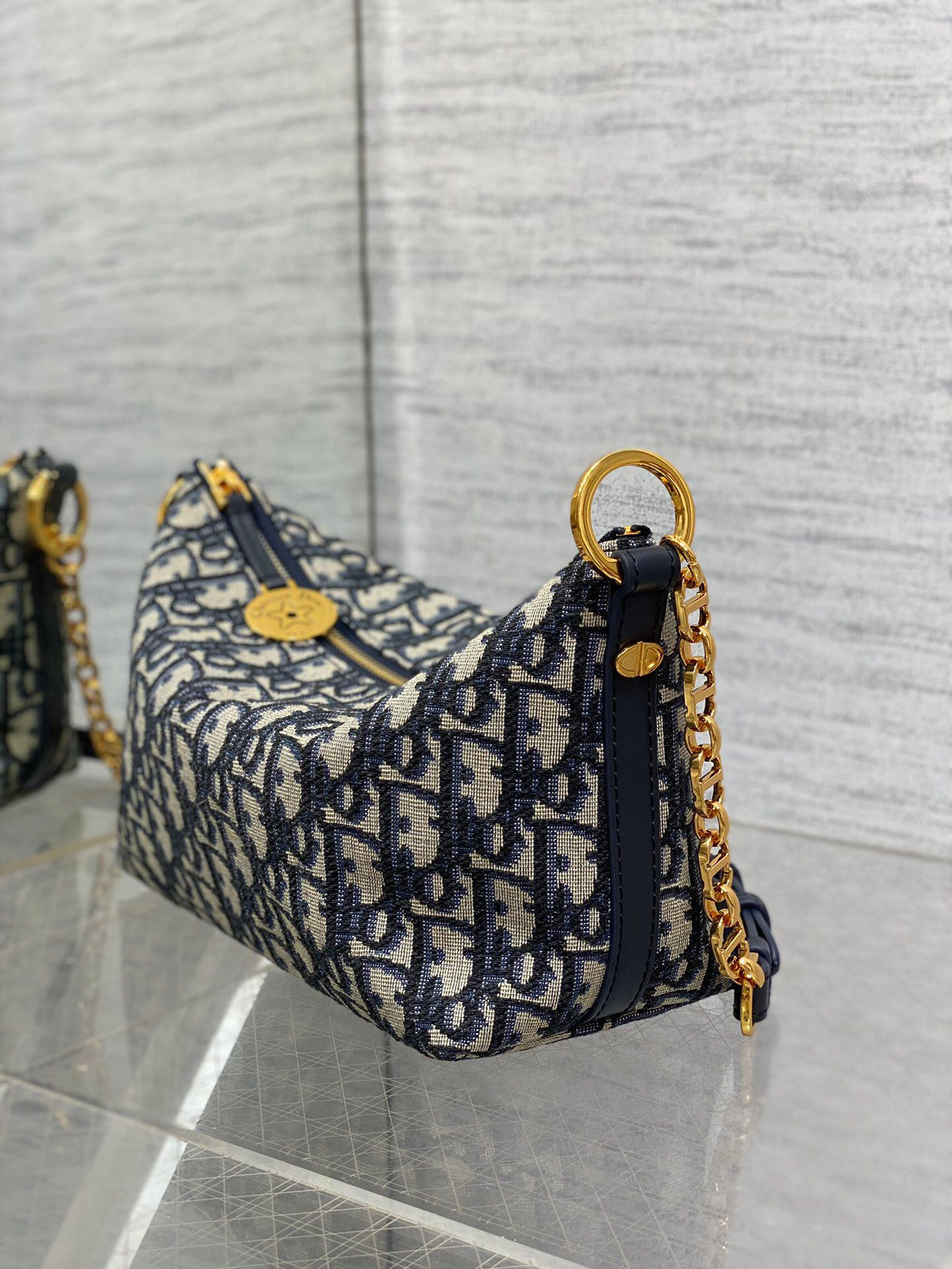 Ready stock Hobo star chain handbag series, upgraded version of the lunch box bag, practical design, equipped with an adjustable long shoulder strap, which greatly improves the practicality. The silhouette is soft and ultra-light for personal use. The