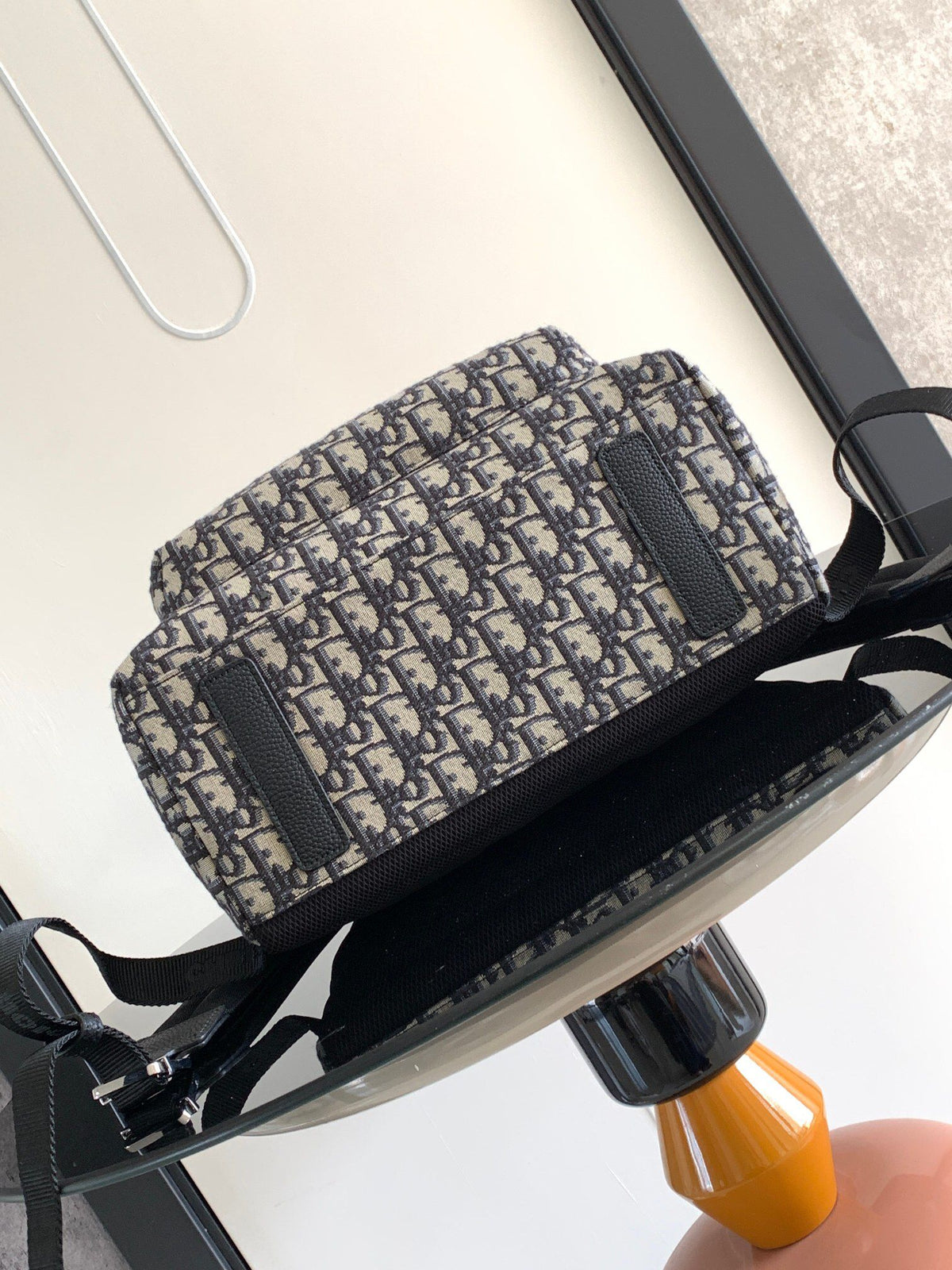 Large white steel label Top original order This Rider backpack has a simple silhouette. The classic college style is full of vitality. Fashionable and modern. Carefully crafted from beige and black jacquard fabrics. Decorated with Oblique print. Continuin
