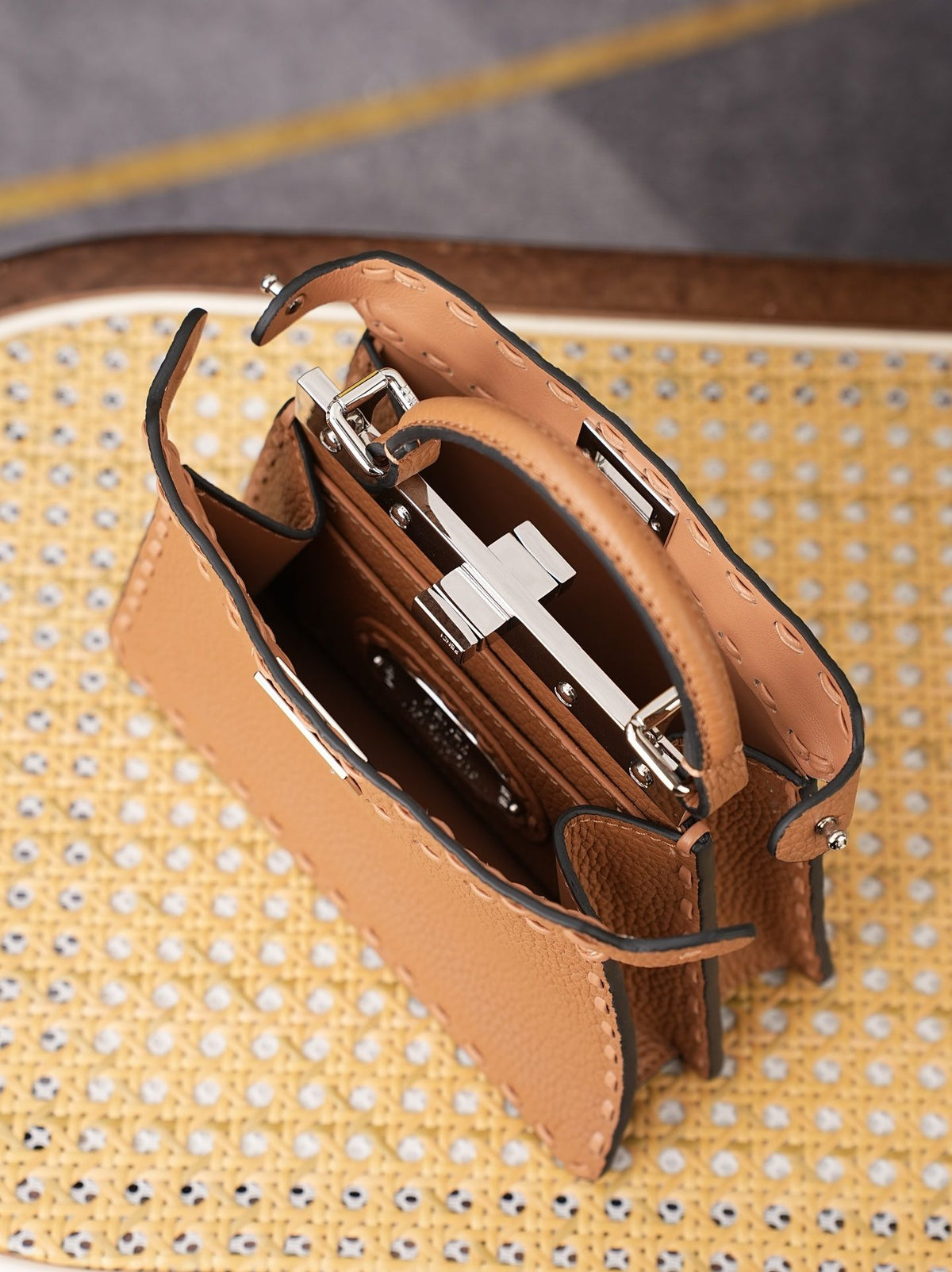 Model 15009 Honey Brown Size 20cm Details Honey Brown Hand sewn Peekaboo ISeeU Medium Handbag Litchi Pattern Calfskin Material with Classic Twisted Lock Soft Nappa Leather Lining on Both Sides Separated by Hard Separations with Buckle Internal Pocket