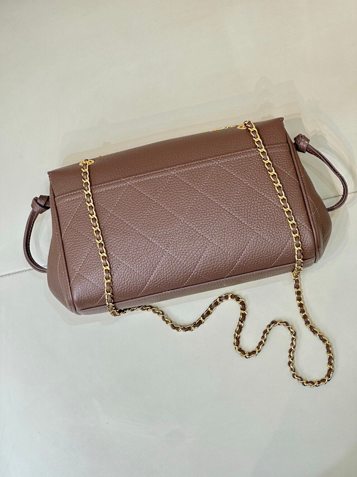 Elephant Gray Elephant Gray comes with a soft light filter. It can create a fresh and gentle atmosphere when paired with light-colored outfits. It is suitable for dating, shopping or daily outings in spring and autumn.