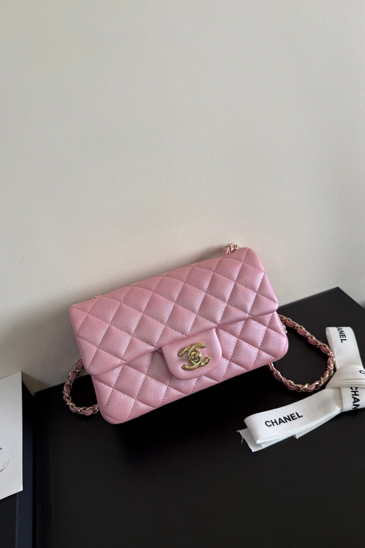CF1116 new product fine ball pearlescent cowhide caviar (ball pattern) brand new upgraded version of the top original single item. Original leather imported from France. The fullness of the rhombus. The shape of the whole bag is particularly perfect in