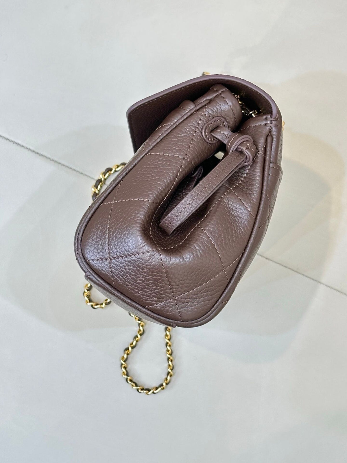 Coffee color. Dark coffee color has a sense of low-key luxury. When paired with neutral colors, it can instantly enhance the overall texture. It is especially suitable for workplace or dating situations. Pair it with metal accessories to look more sophist