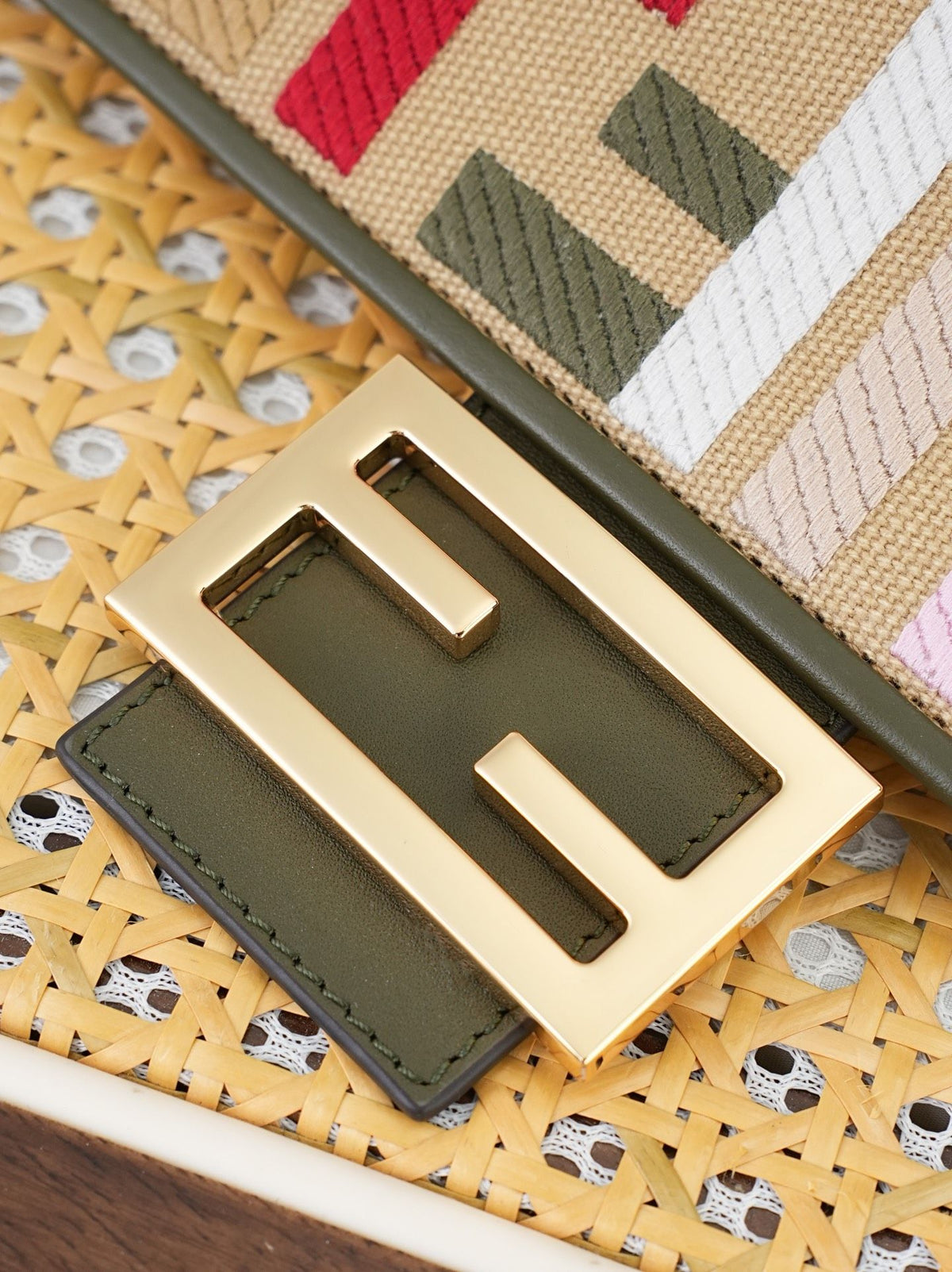 Model 18004, size 266.5 x 13.5 cm, top-grade original FENDI, popular classic Baguette. The raw material is made of high-quality canvas craftsmanship. The entire bag features double FF three-dimensional embroidery with an unparalleled texture. It comes