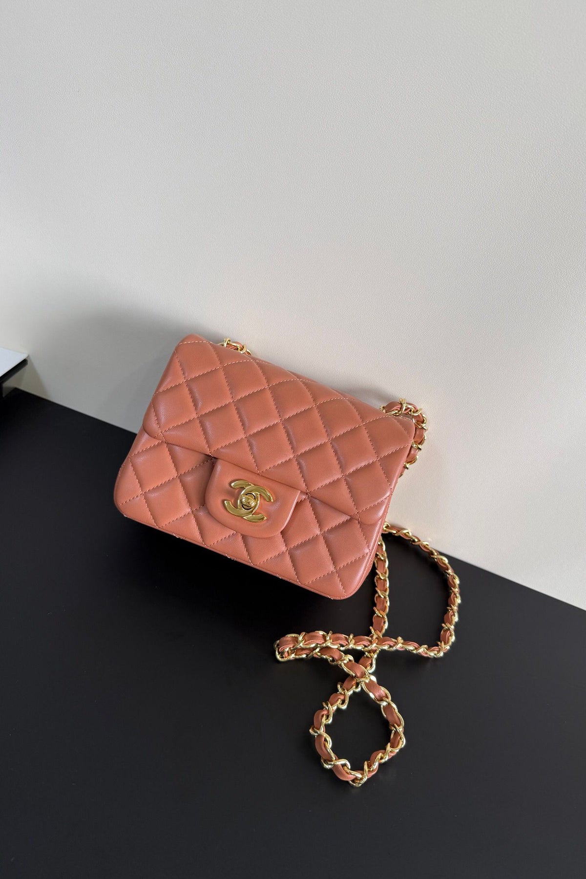 Caramel color gold buckle Classic Flap classic Cf square fat return is exquisite and durable. It is a timeless style that can be matched with anything.