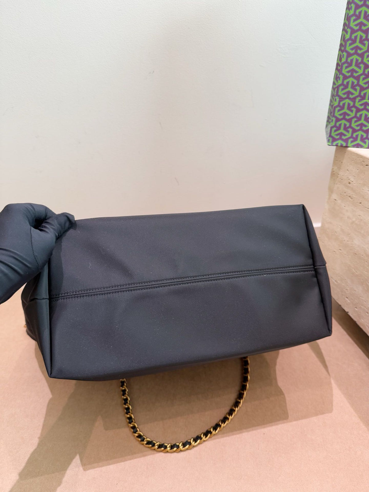 The Tory Burch shopping bag TB is full of classic texture