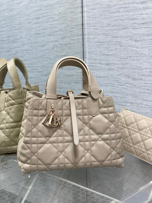Medium rouge beige ready for travel. Take Toujours for travel. The oversized rhombus design is matched with classic letter accessories. It is modern and fashionable. The structure of the bag is very soft. The calfskin material is full of high-end feeling