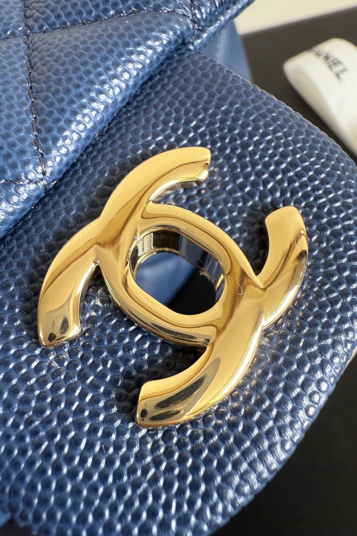 CF1116 new product fine ball pearlescent cowhide caviar (ball pattern) brand new upgraded version of the top original single item. Original leather imported from France. The fullness of the rhombus. The shape of the whole bag is particularly perfect in