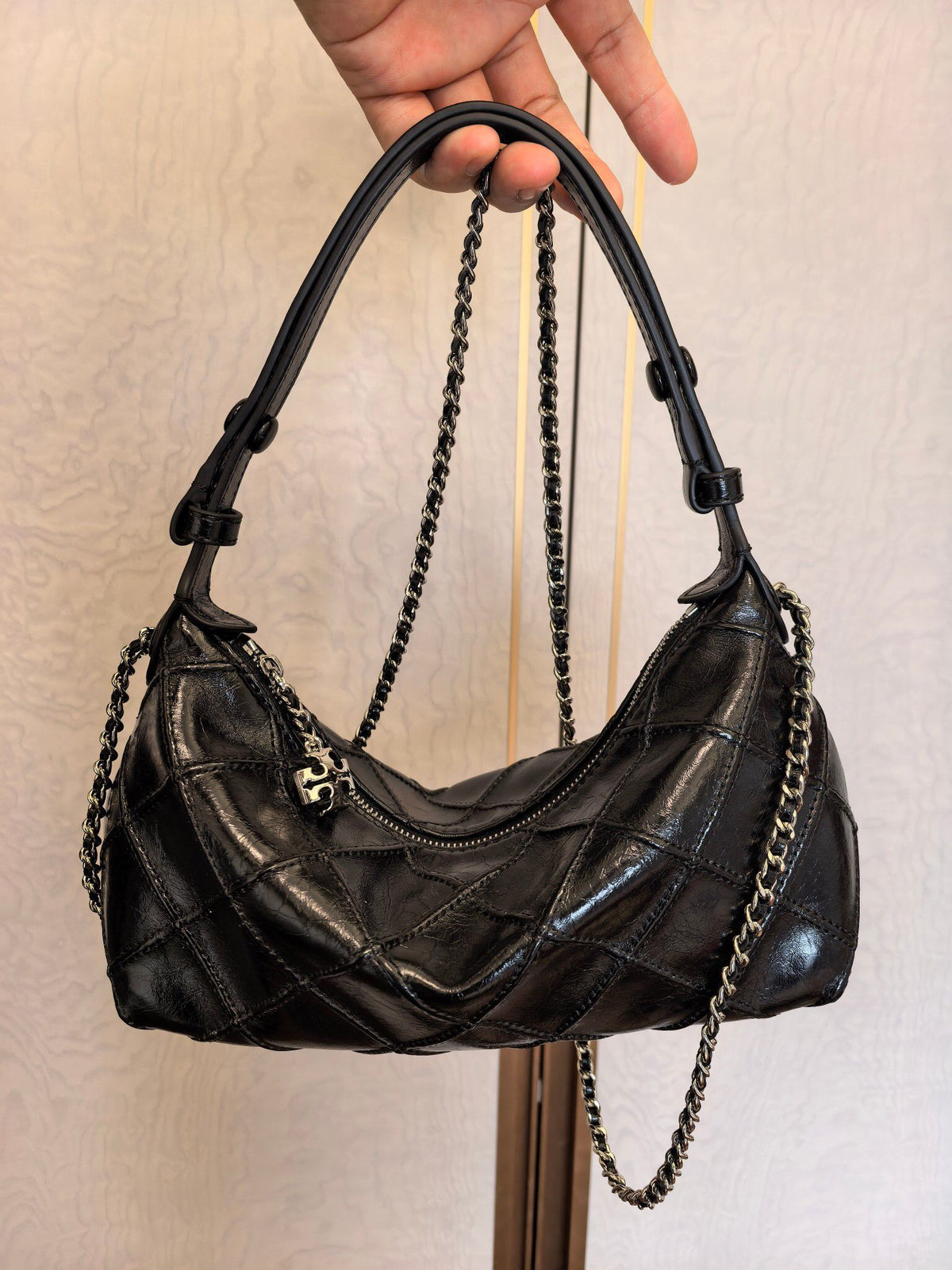 Number 754TB Oil Wax Leather Lunch Box Bag New Product Too Beautiful and Shiny Oil Wax Leather Comes with Retro Vintage Gloss, Black Silver Giant Display, Noble and Random Wrinkle Texture, The Back Has More Texture, Classic Large Diamond Grid Quilted