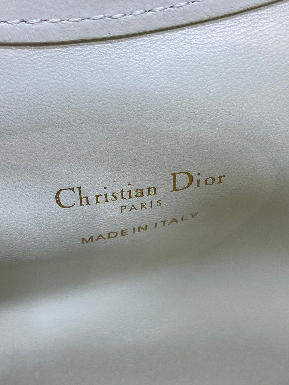Jolie Top Handle Mini I have no resistance to this kind of exquisite small bag. Carrying a large bag is too tiring. I really like this compact model. It is small, but it can be stuffed with tissues when going out. The best thing is that it can be carried