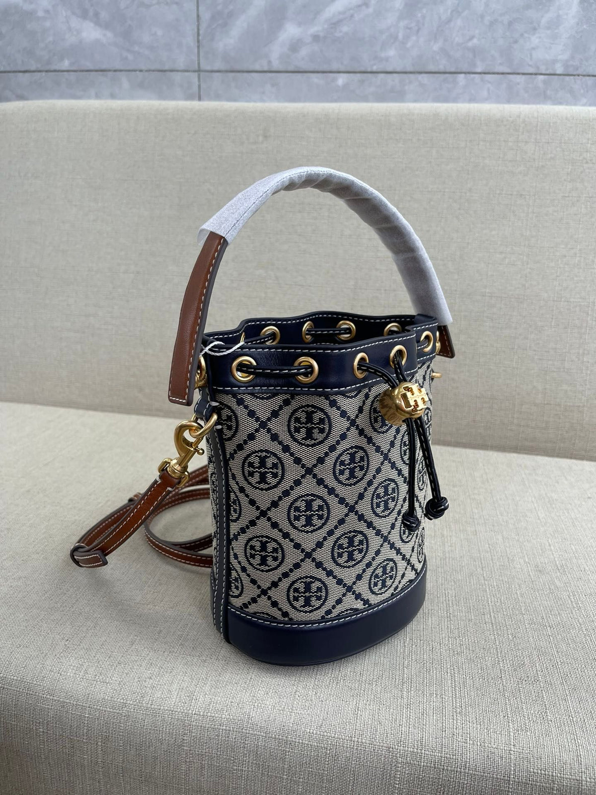 TORY BURCH TB Latest and Most Popular TMonogram Jacquard Drawstring Bucket Bag Logo Jacquard Double T Logo Women's Single Shoulder Crossbody Stray Bag Size: Length 16, Height 18.5, Width 11
