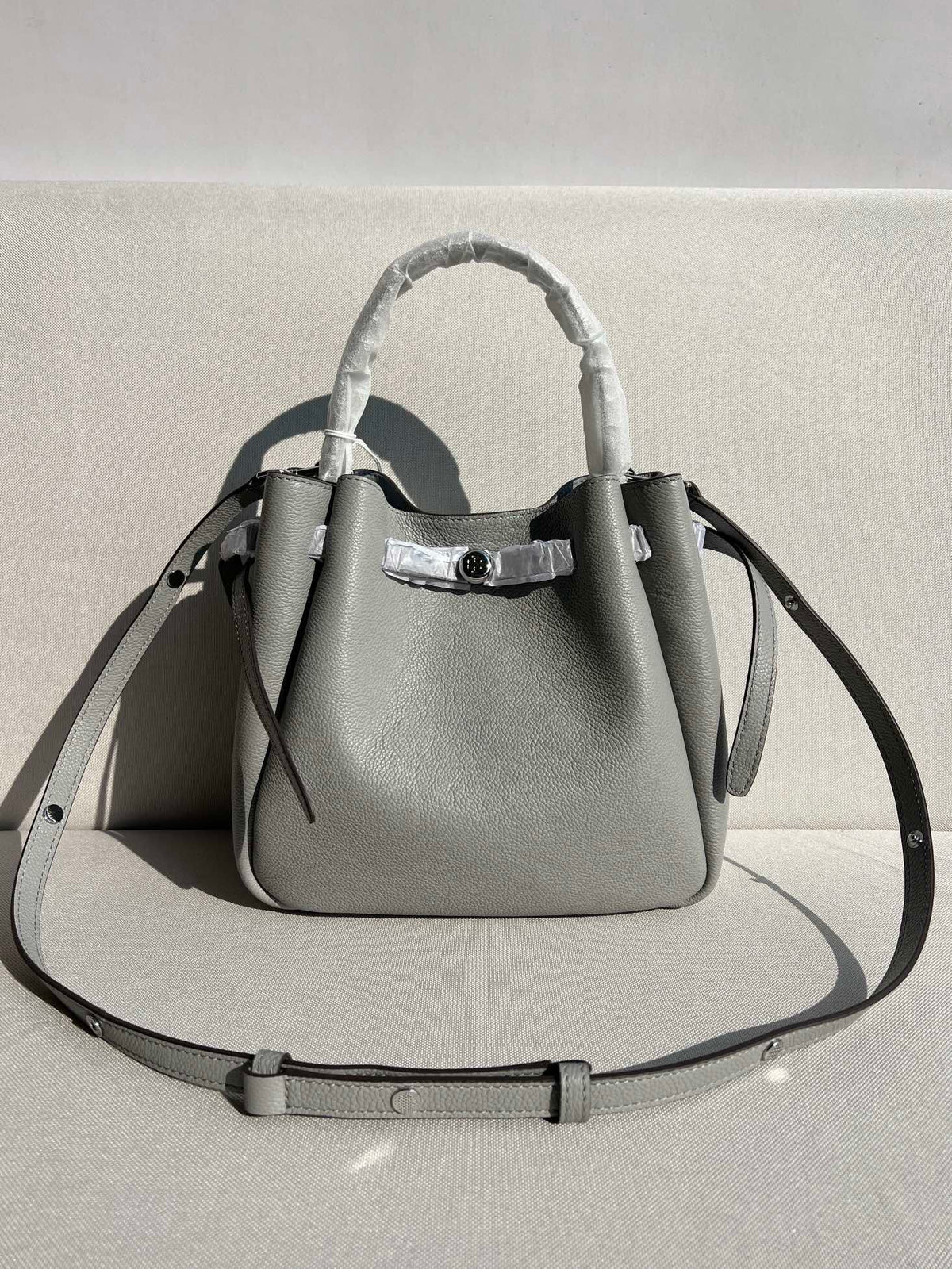 TB new ROMY bucket bag vegetable basket bag latest series carefully selected soft grain leather profile, clever top closure, rich texture. This bucket bag is suitable for daily travel, lightweight and flexible. The bag has spacious and thoughtful interior