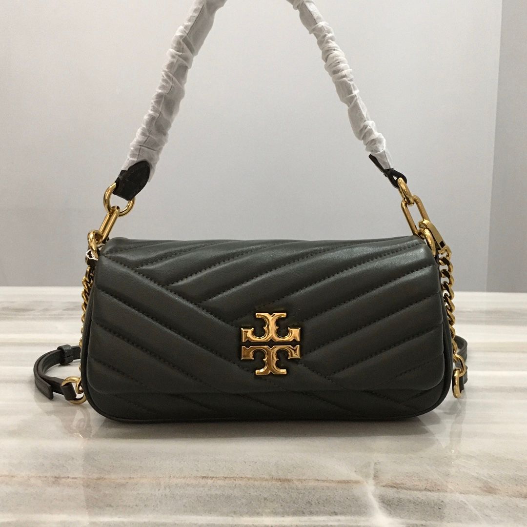 TB Toribochi's new Kira armpit bag, new Kira shoulder bag, lightweight and suitable for being clipped under the armpit. Selected herringbone pattern quilted lambskin is made with tea gold metal accessories, iconic sloping double T logo and detachable