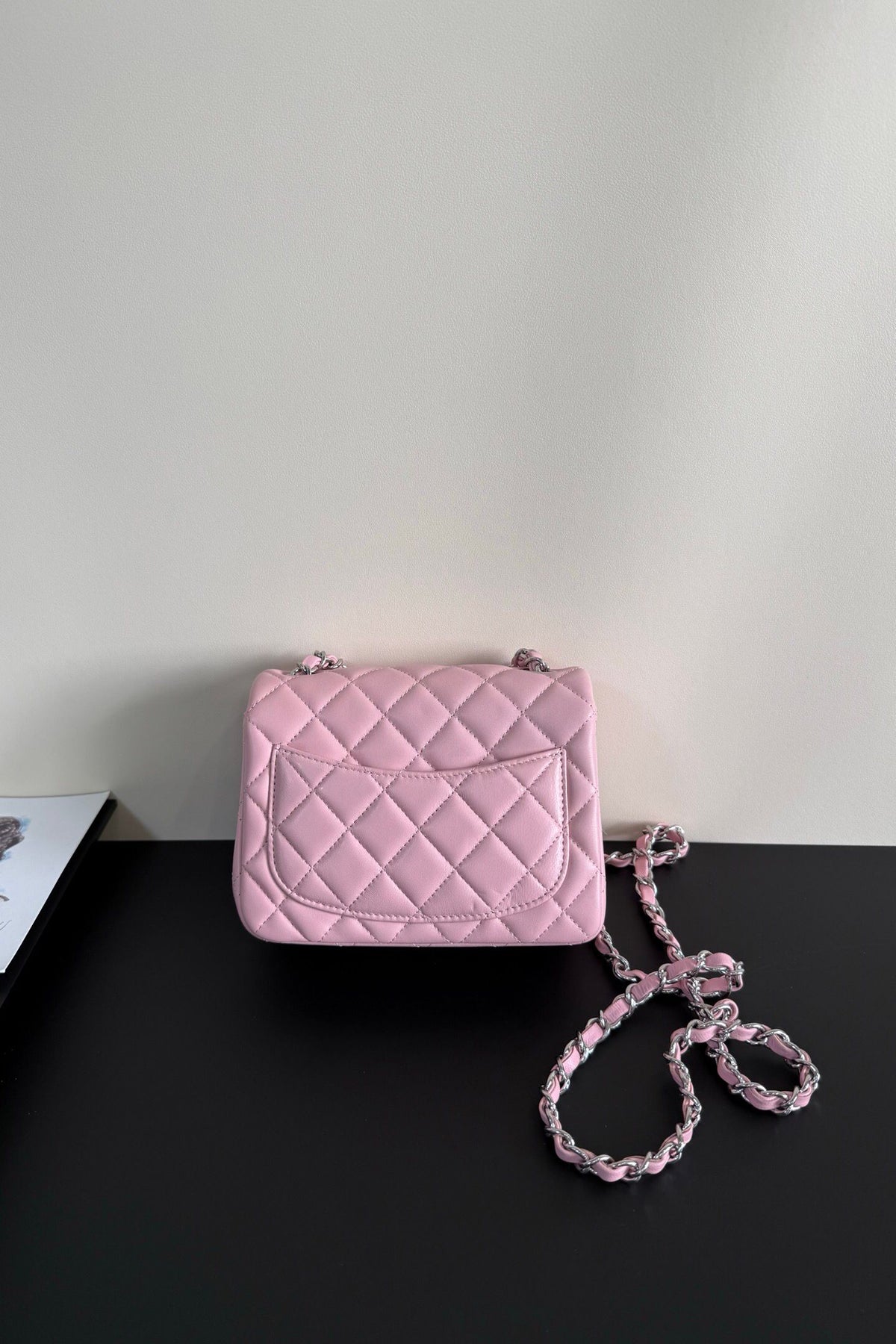 Pink silver buckle Classic Flap classic Cf square fat return is exquisite and durable. It is a timeless style that can be matched with anything.