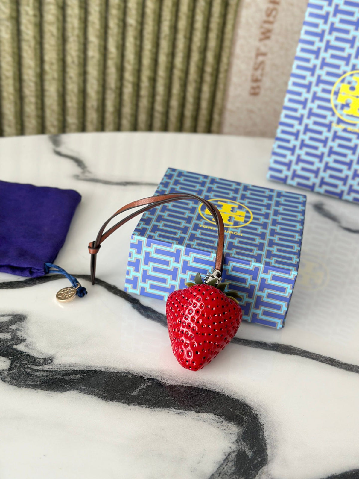 Tory Burch strawberry bag hanging in two colors. Since I found this strawberry on Xiaohongshu, I think it looks so good and cute. I love carrying a basket to match it and try it out. It can also be paired with other bags. Both red and pink colors look