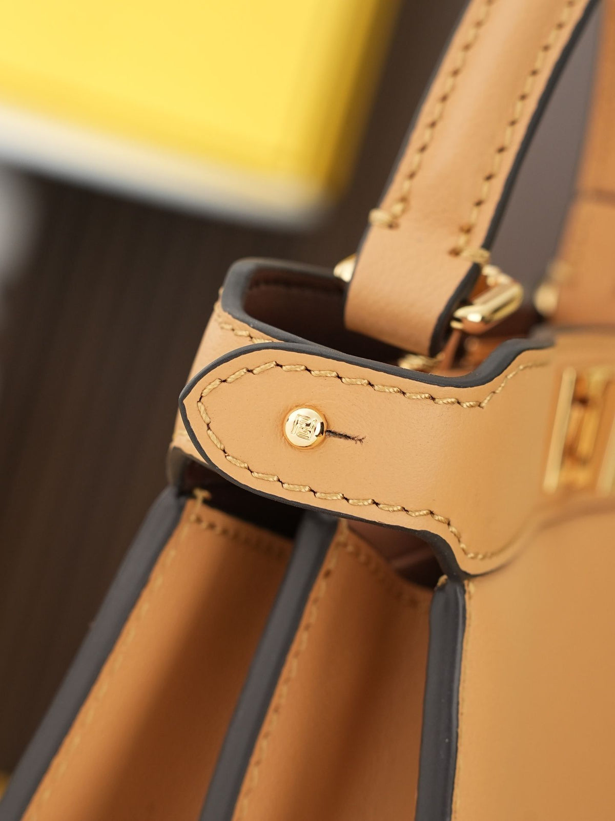 Model 8005, small size, 20x11x15cm, FE ND1 "peekaboo I see u" handbag. The brand-new "peekaboo I see u" is designed to showcase your unique side. The new style continues the classic trapezoidal contour and square twist lock design of the original "peekabo