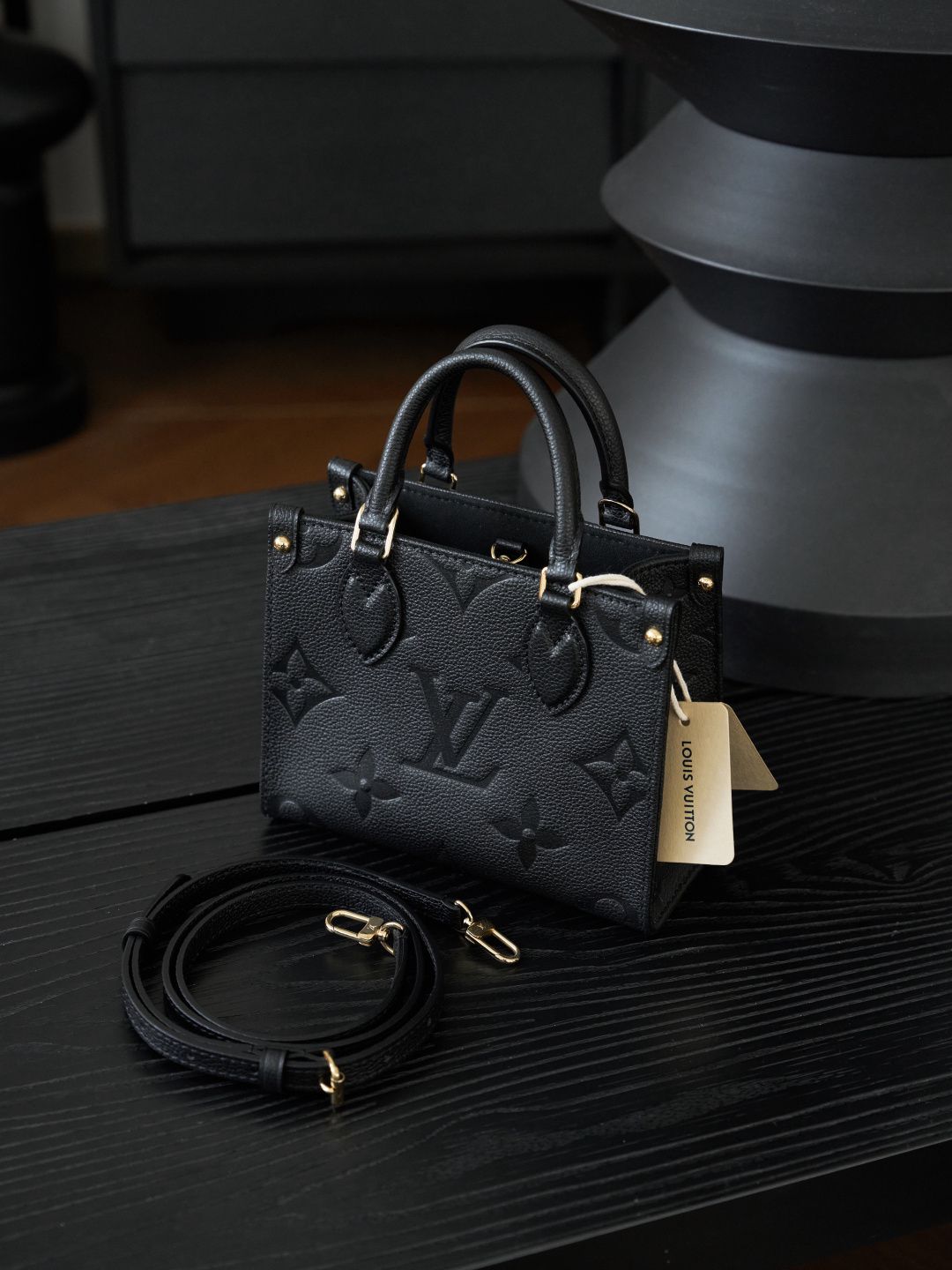 ONTHEGO BB handbag M46993 P1200, made of original calfskin, featuring all-steel vacuum plating and a variable code chip version