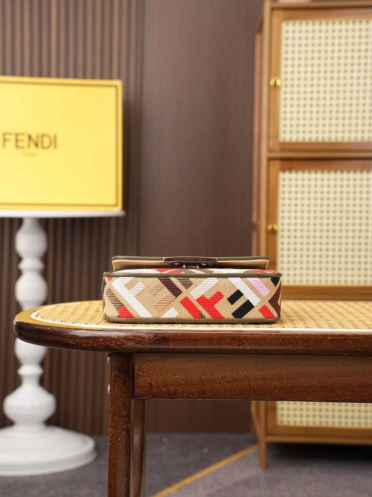 Model 6004, small size 20cm, FENDI's popular classic Baguette, crafted from high-quality canvas with advanced techniques. The entire bag features double FF three-dimensional embroidery, boasting an unparalleled texture. It comes with a detachable shoulder
