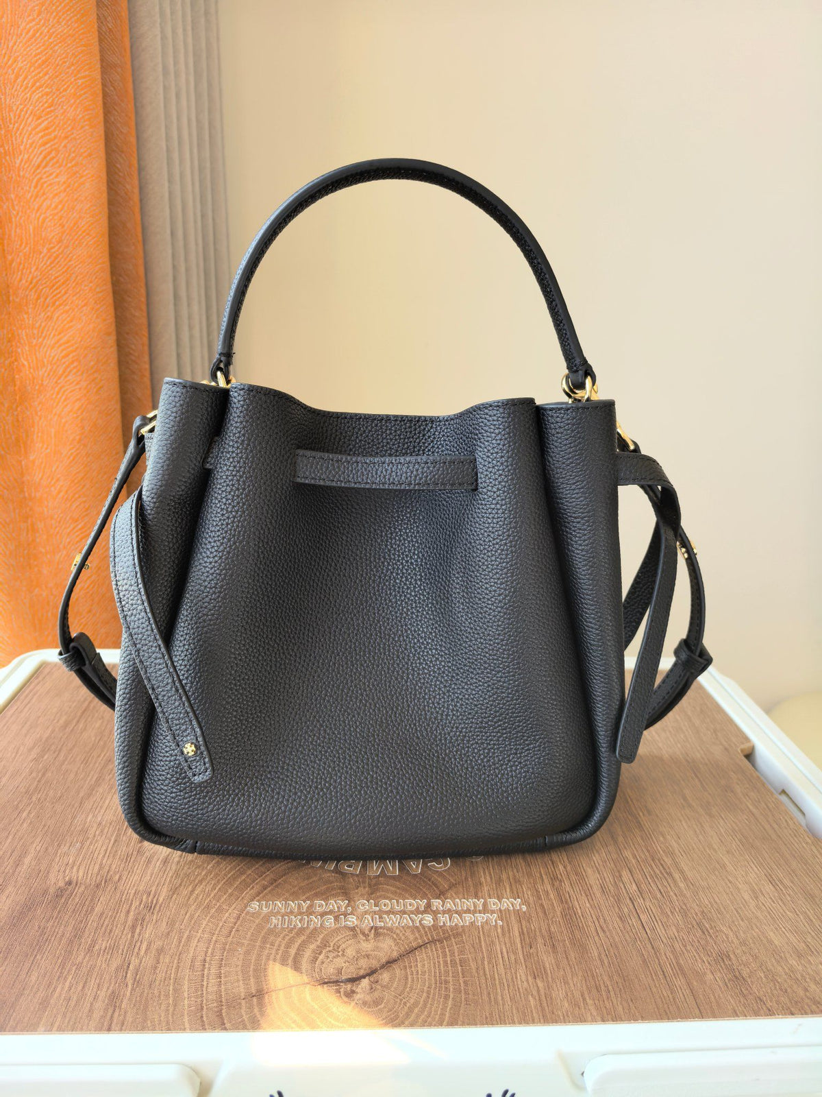 Toryburch's brand new drawstring shopping tote bag with serial number 923 ROMY is a portable crossbody bucket bag made of delicate and thick cowhide material with a soft waist contour. It is the ultimate daily handbag with light weight and spacious interi