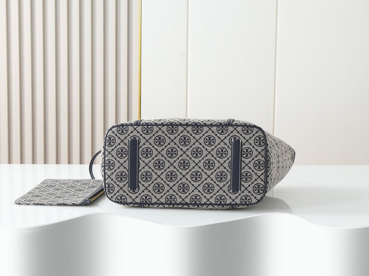 Tory Burch's new vintage tote bag features double T jacquard fabric and navy blue leather trim, making it durable and wear-resistant! The interior space is super large, with a 13 inch laptop folding umbrella that can hold commuting or mommy bags. The