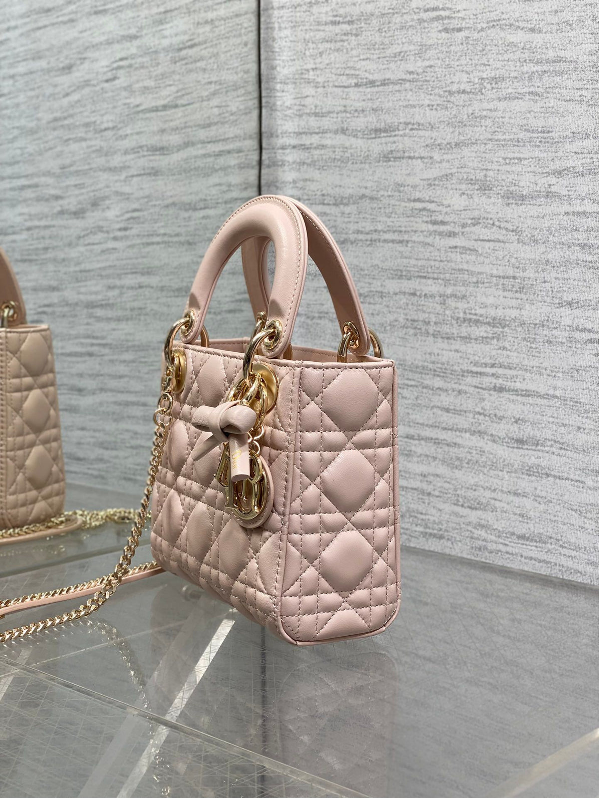 In stock, Classic Lady's latest bow-tie Princess Diana bag. A must-have three-compartment bag for everyone. Charming, elegant and full of aura. It is also full of femininity when carried cross-body. Classic fashion style. This beautiful bag is available