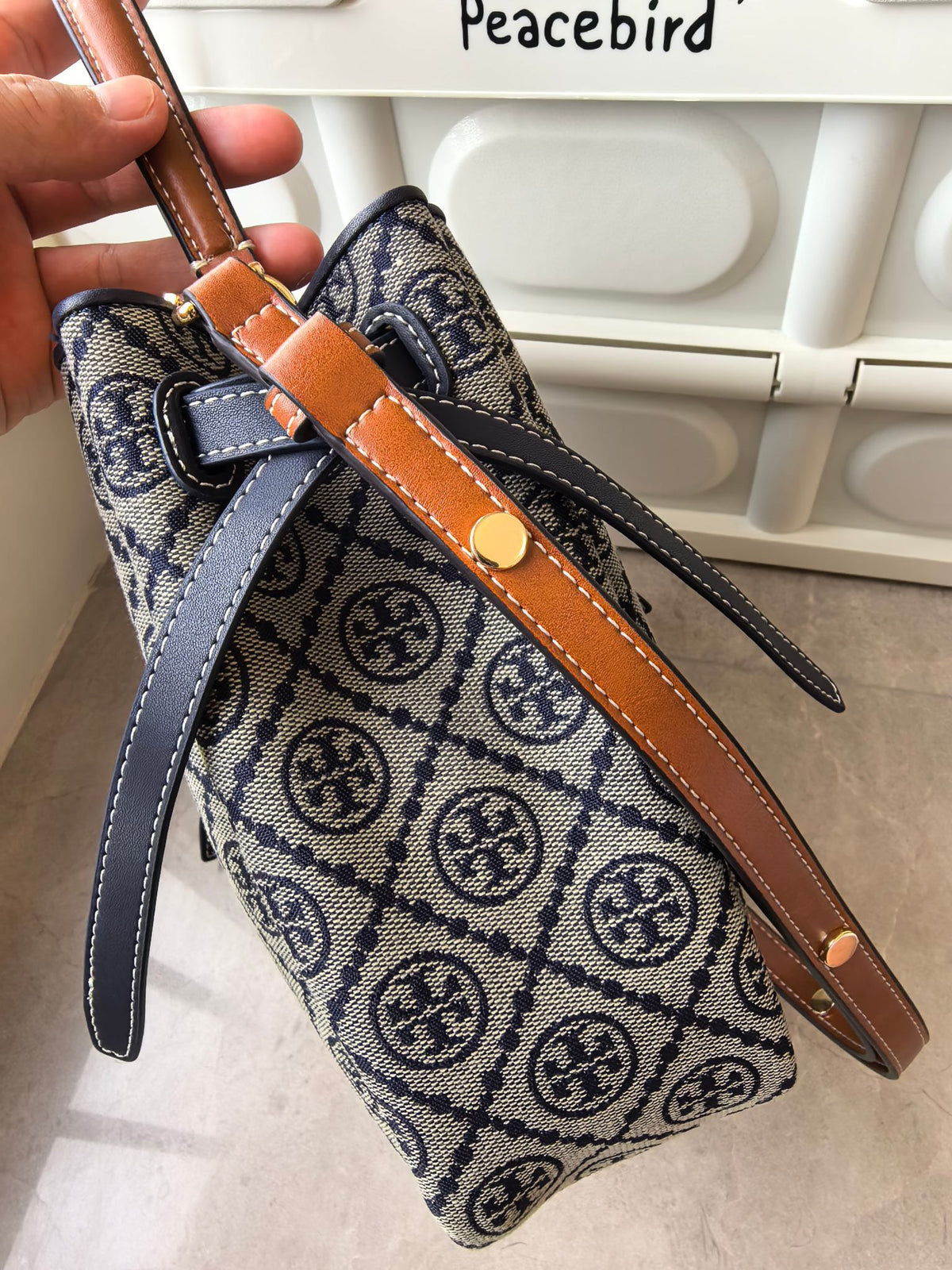 Number 923 Blue Flower Toryburch Brand New Drawstring Shopping Tote ROMY Handheld Crossbody Bucket Bag with Delicate and Thick Head Layer Leather Material and Soft Waist Contour. It is the ultimate daily handbag with light weight and spacious interior