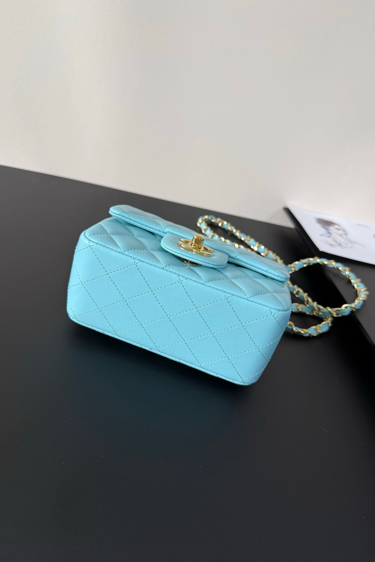 Tiffany blue and gold Classic Flap classic Cf square fat return is exquisite and durable. It is a timeless style that can be matched with anything.