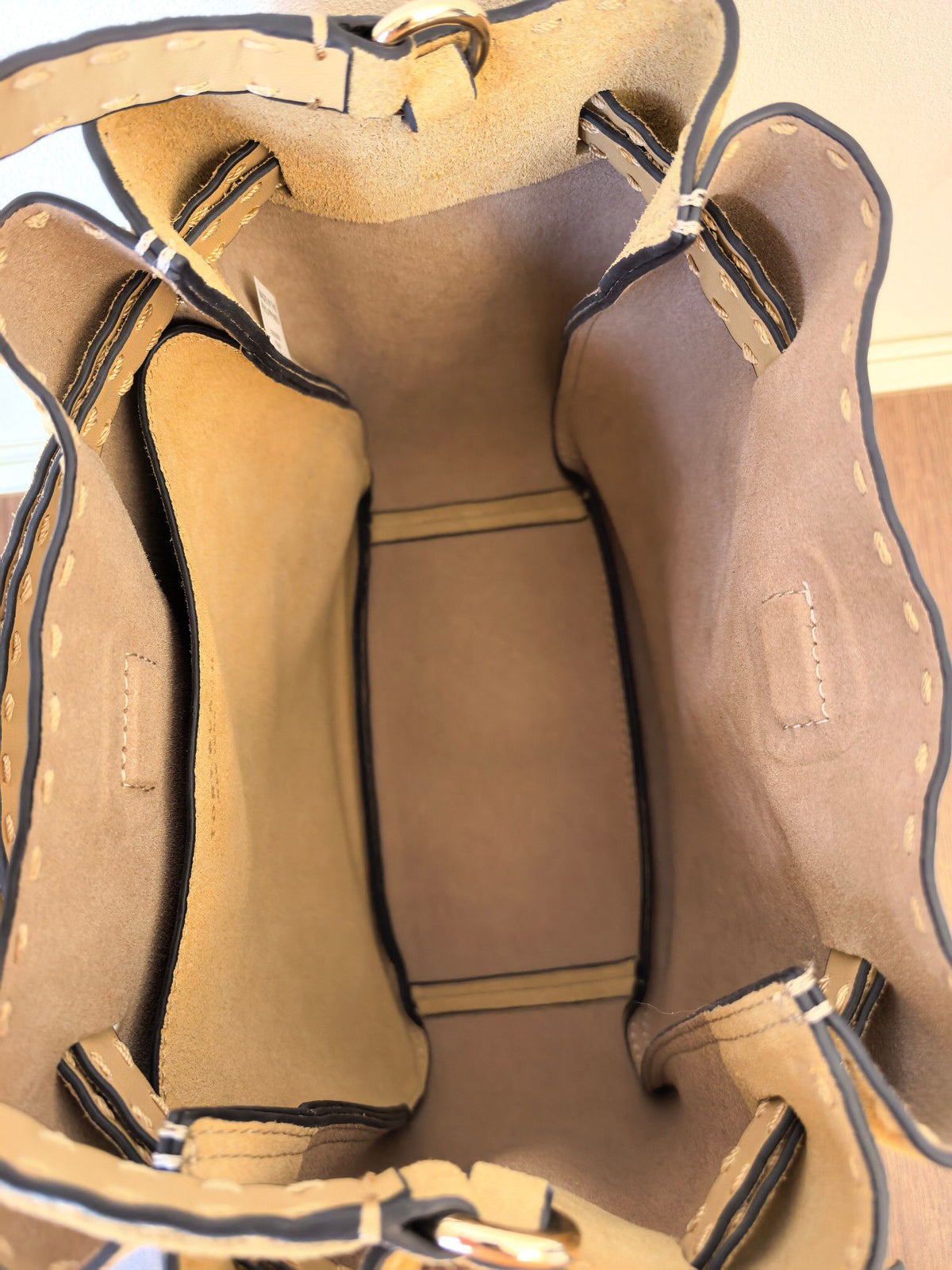 Toryburch's brand new drawstring shopping tote bag with serial number 923 ROMY is a portable crossbody bucket bag made of delicate and thick cowhide material with a soft waist contour. It is the ultimate daily handbag with light weight and spacious interi