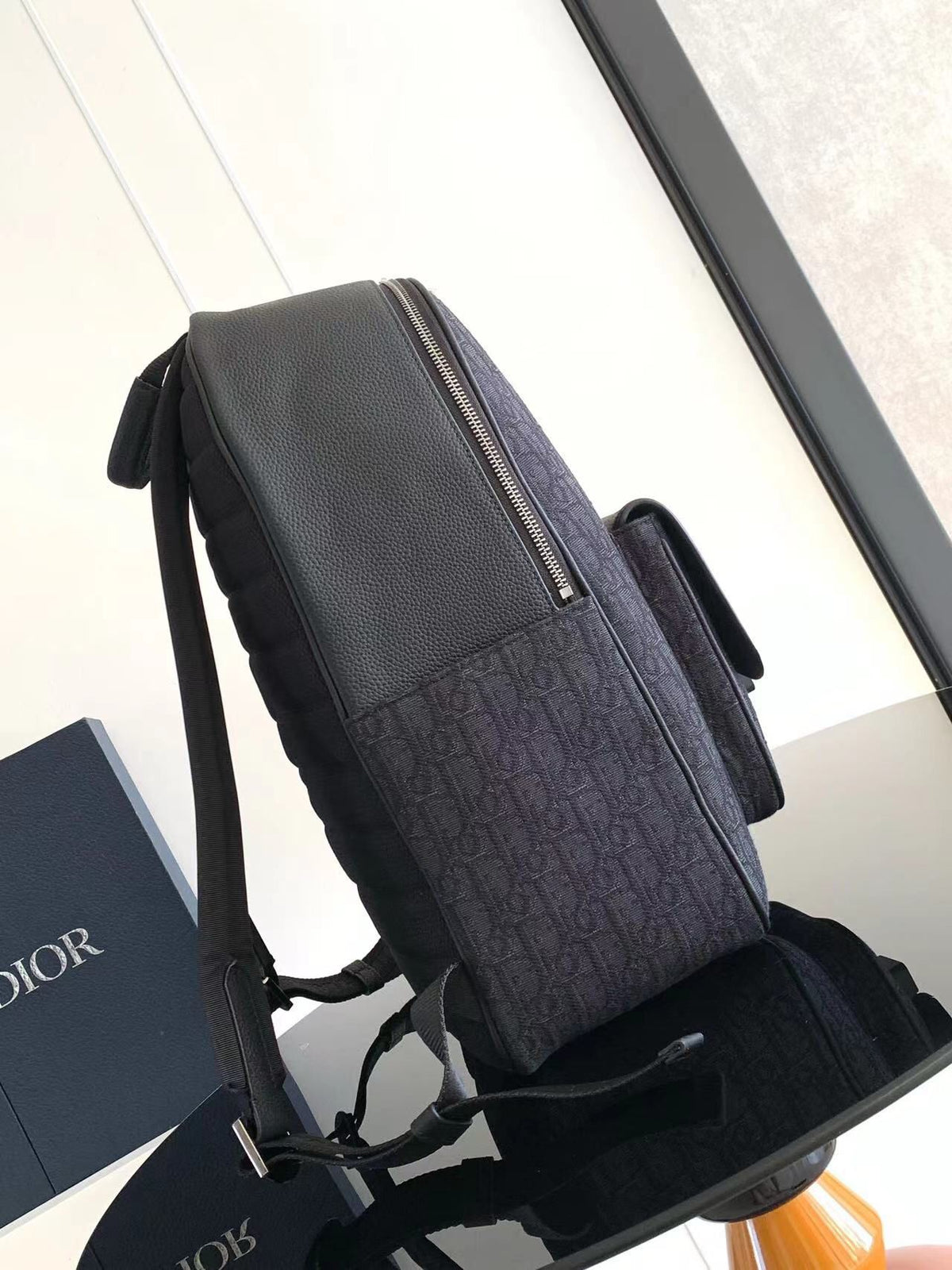 This saddle zippered shoulder bag is a new product in the 2024 winter series. It adopts a fashionable original design to highlight the saddle style. It is carefully made of black Oblique printed fabric and decorated with tonal grained cow leather details