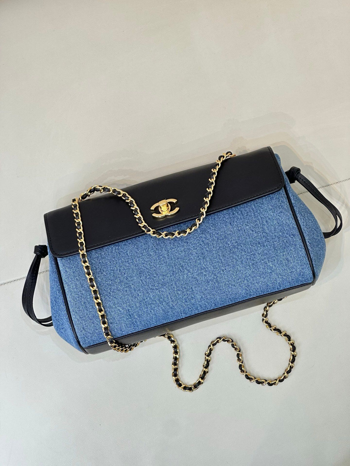 Denim blue. The main body is stone-washed blue denim fabric. The texture of the fabric is clear. It is a natural and soft denim blue. It is not too bright blue. The upper cover is spliced with black smooth first-layer cowhide. The tough denim and the