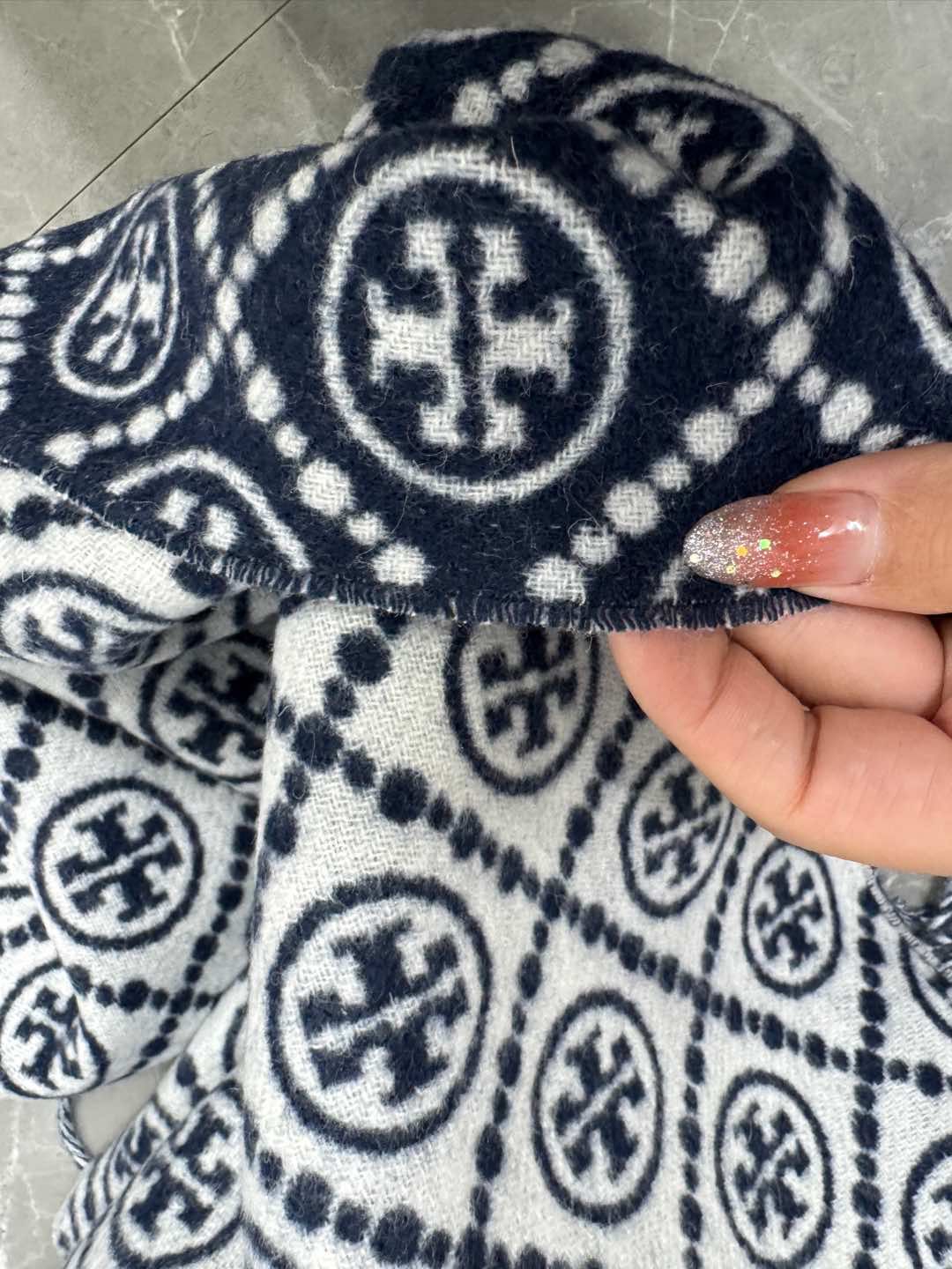 TORY BURCH.TB new double-sided scarf/navy blue