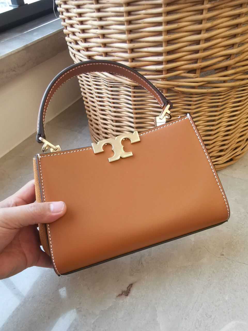 Number 995 Meide La Color Small TORY BURCH Tang Li Bai Qi New Eleanor Leather Handbag Adorned with Exquisite Suede Leather Edges, Neat and Bold Body, Iconic Double T Logo Three Dimensional Dazzling Exquisite Craftsmanship Available with Handle or Detachab
