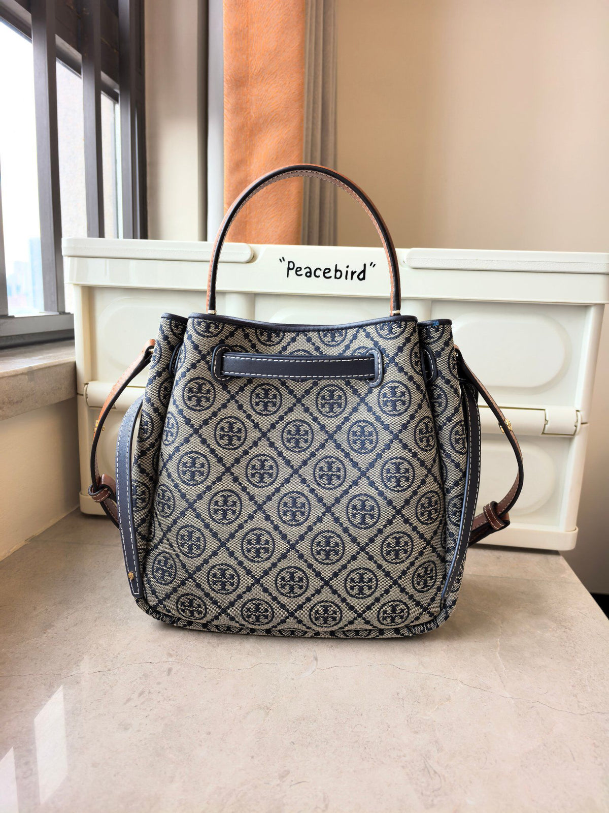 Number 923 Blue Flower Toryburch Brand New Drawstring Shopping Tote ROMY Handheld Crossbody Bucket Bag with Delicate and Thick Head Layer Leather Material and Soft Waist Contour. It is the ultimate daily handbag with light weight and spacious interior