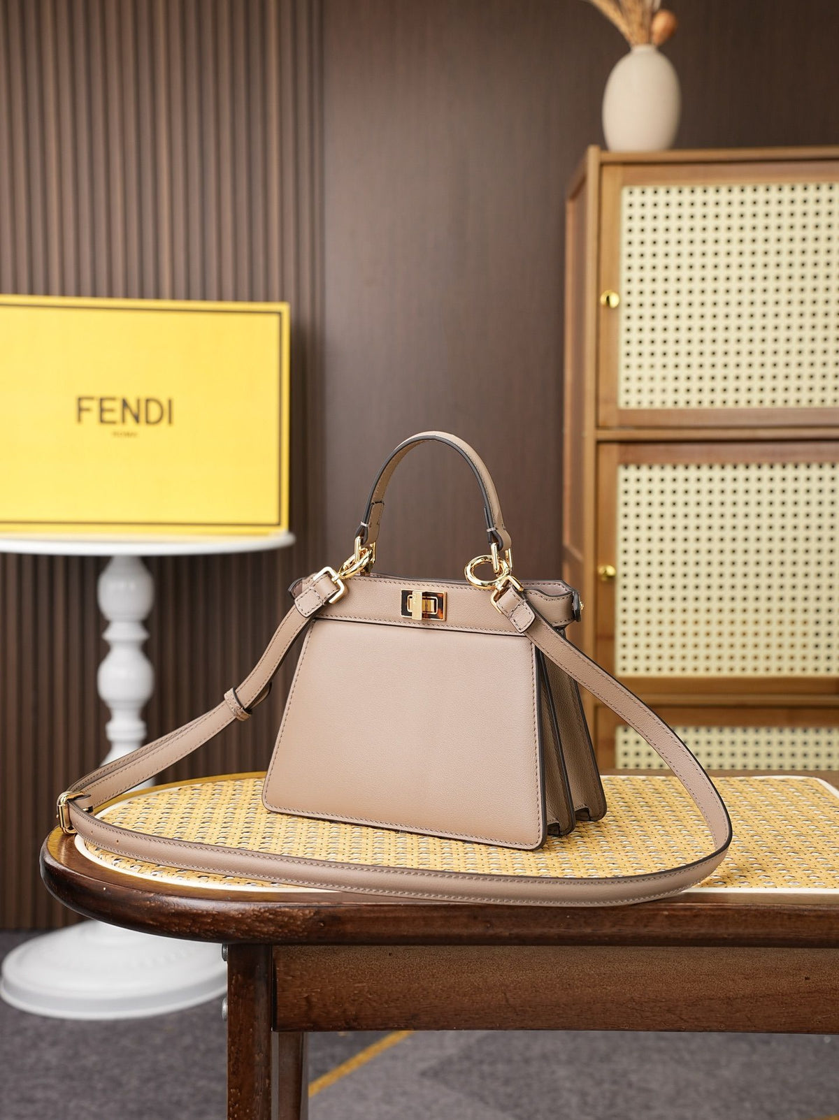Model 8005 small size 201115cm FE ND1 peekaboo I see u handbag, brand new peekaboo I see u just to see your different side, new design continues the classic peekaboo trapezoidal contour and square twist lock design, with organ style design added to the