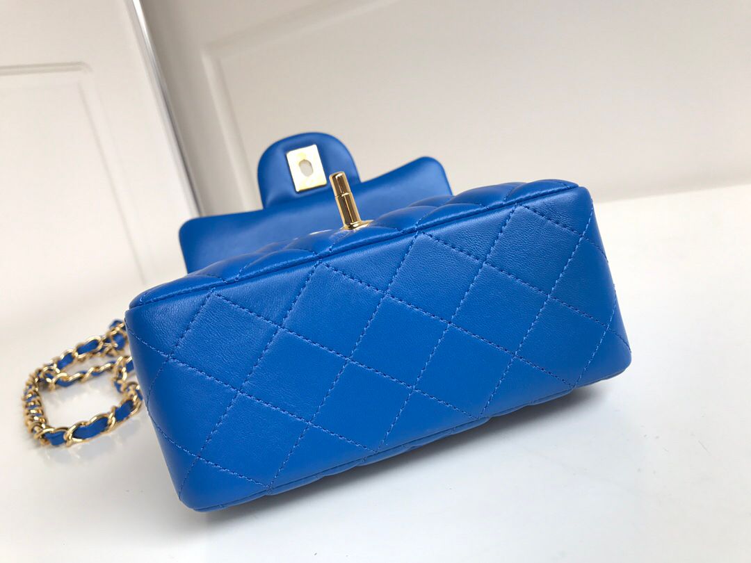 Fang Fatzi Mini 17cm CF has a very feminine elegance and inherits classics. It is listed as the historical sales champion. It is an indispensable 17cm650 sheepskin item in every pink fan’s wardrobe.