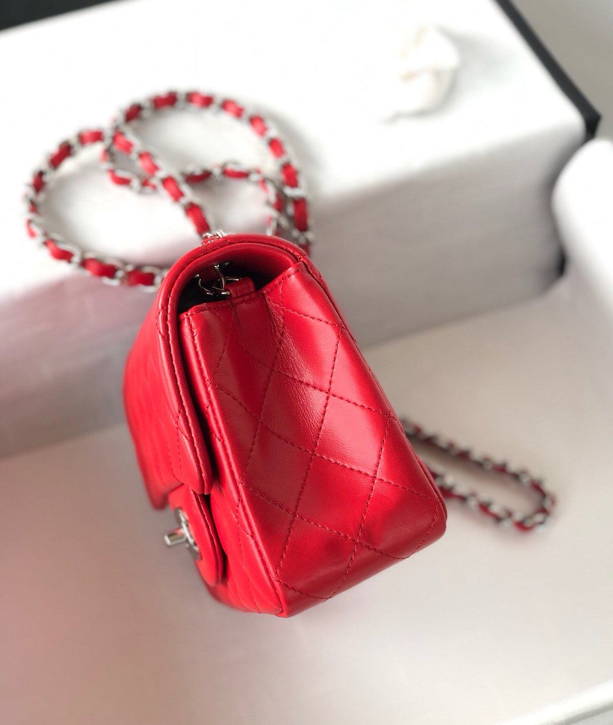 Fang Fatzi Mini 17cm CF has a very feminine elegance and inherits classics. It is listed as the historical sales champion and is an indispensable piece in every pink fan’s wardrobe. 17cm650 Sheepskin
