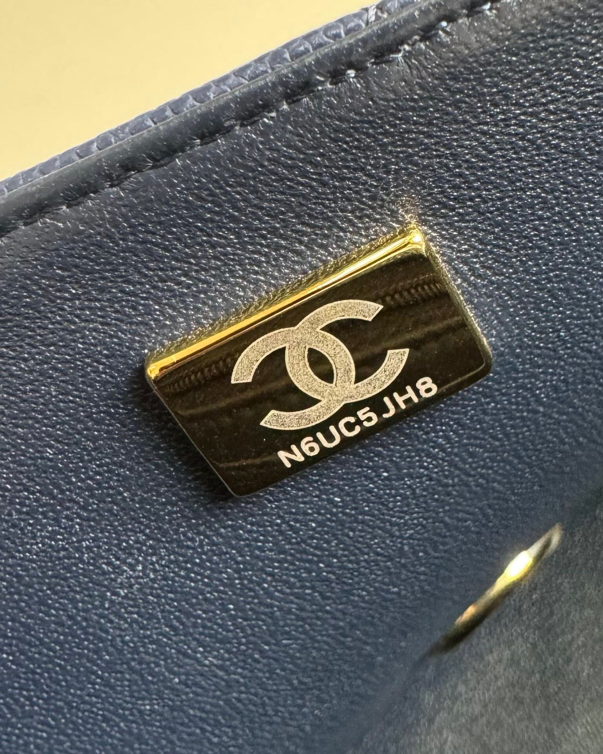 CF upgraded version of 116 Caviar "Classic Flap" classic flap bag. Customized calfskin from imported channels with fine ball grain. First-class calfskin caviar with both graininess, gloss and softness. Classic rhombus design and leather-pierced metal