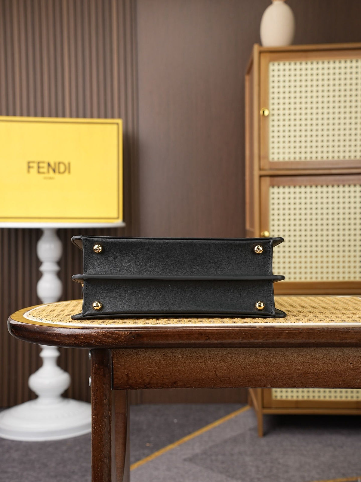 In Model 8005, the dimensions are 27x21x9.5cm