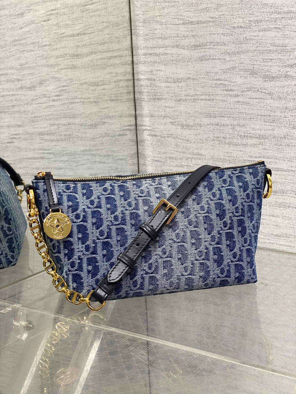 The Hobostar denim series has been planted on this bag. It reinterprets the classic letter pattern with an irregular stonewash effect, giving the bag a new style. The gradient effect is unique and handsome. The fashionable charm shown by the denim print