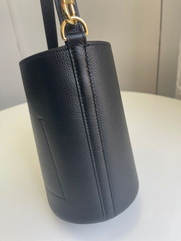 The capacity of the new TORY BURCH MCGRAW bucket bag in the small size is also very suitable for easy carrying. Small items can be buttoned up and have a different design. The drop pattern cowhide small size is suitable for small girls or girls who want