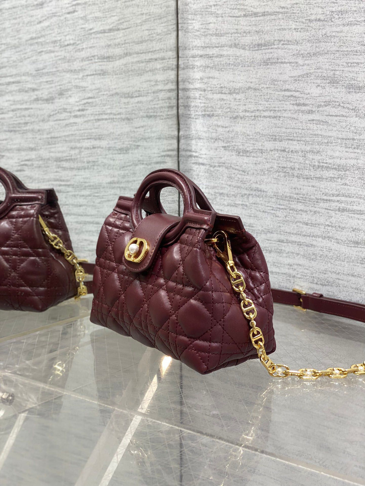 Jolie Top Handle Mini I have no resistance to this kind of exquisite small bag. Carrying a large bag is too tiring. I really like this compact model. It is small, but it can be stuffed with tissues when going out. The best thing is that it can be carried