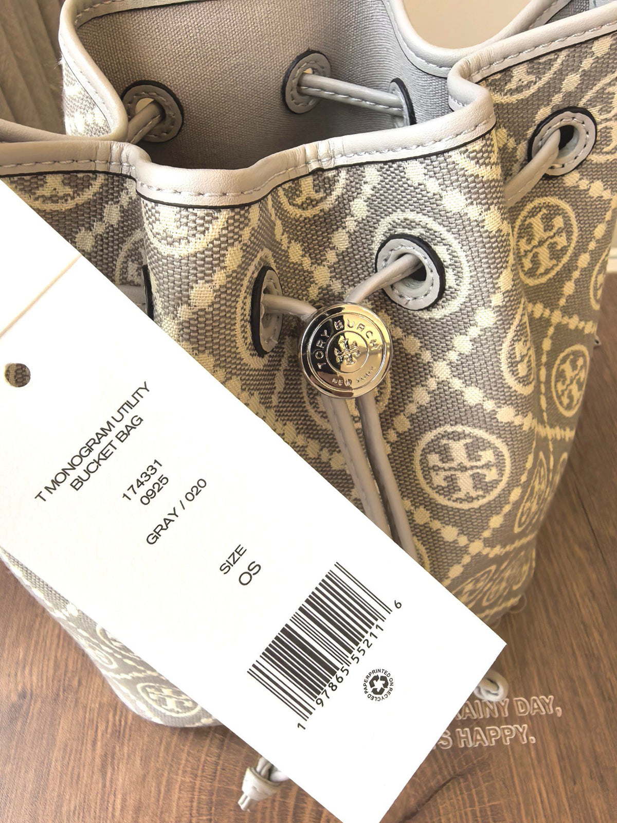 ToryBurch's new 1615A vintage water bucket bag features a classic TMonogram pattern fused with jacquard fabric, creating a charming and timeless style. This bucket bag is adorned with delicate leather trim, a top handle, and a detachable diagonal strap