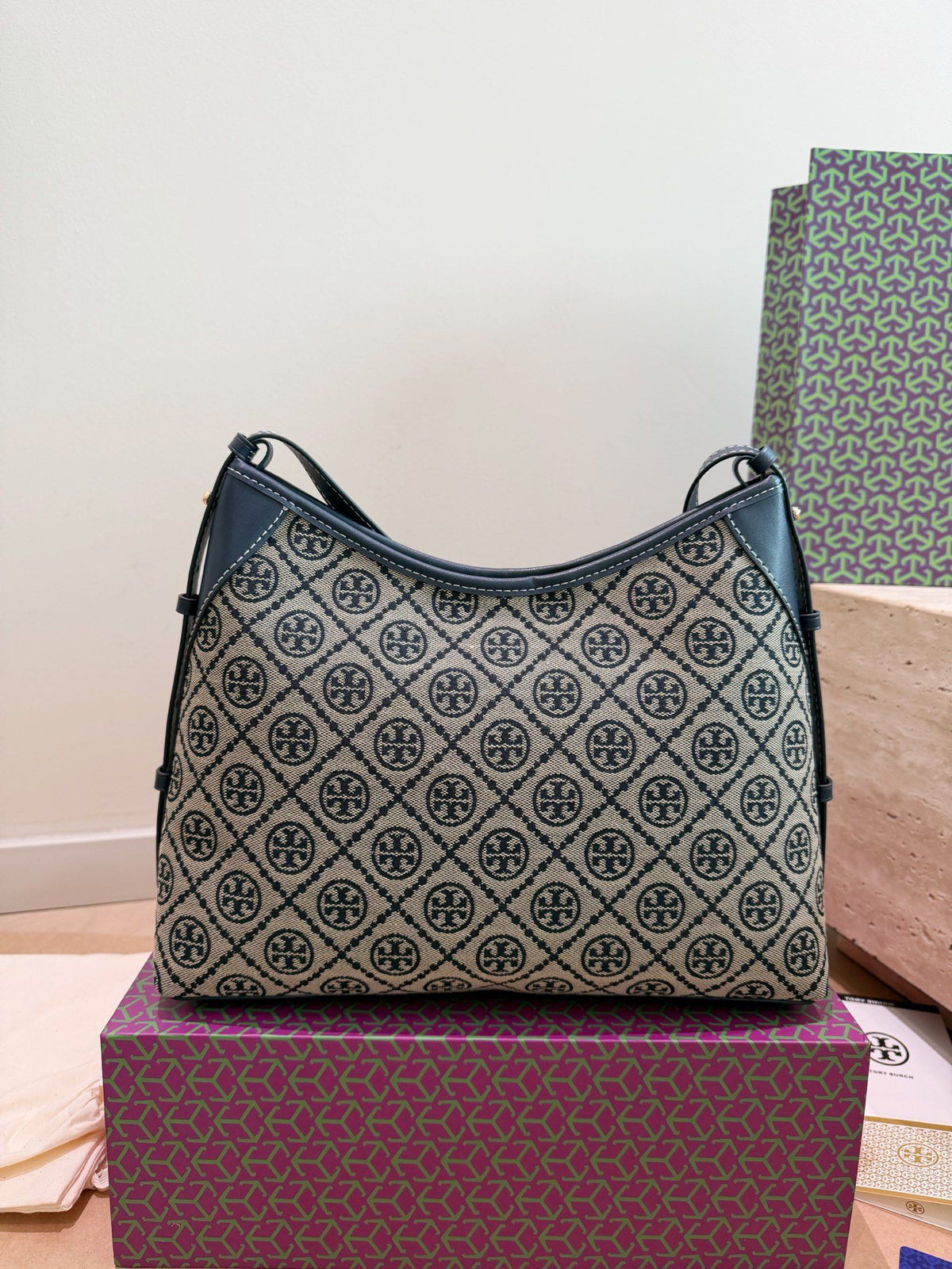 Comes with Tory Burch's new vintage flower hobo bag gift box