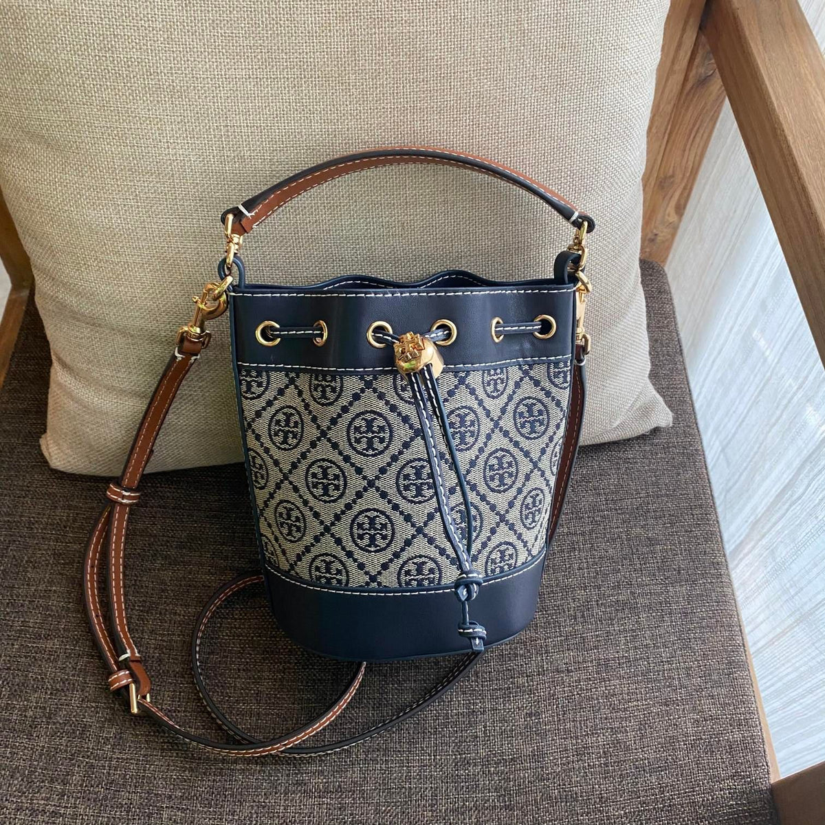 Purchasing Quality 1616 Small TORY BURCH Monogram 2021 Summer New Drawstring Bucket Bag Texture Navy Blue Canvas Fabric with Sharp Body Retro Jacquard Decoration for a More Casual and Stylish Overall Style
