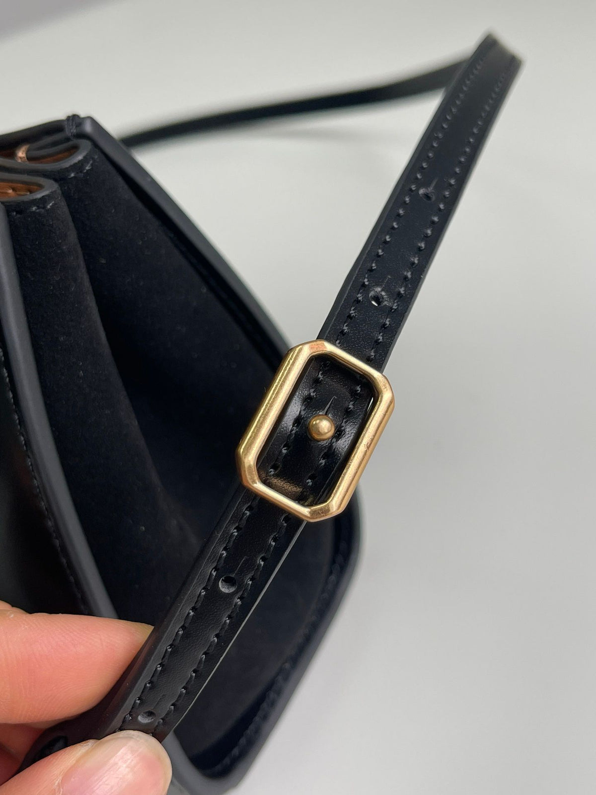 Number 086, TORY BURCH. New Eleanor leather handbag with exquisite suede trim. The bag has a clean and crisp body, and the iconic double T logo is three-dimensional and eye-catching. Exquisite craftsmanship. It can be lifted with a handle or removed