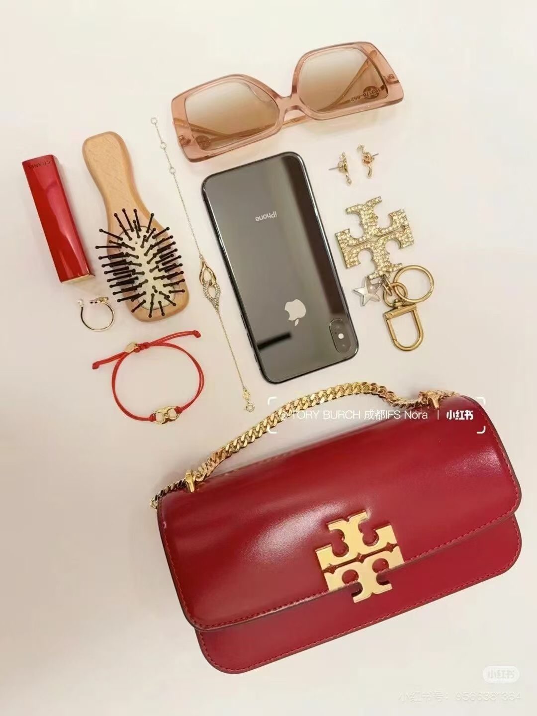 TB Eleanor's new mini tofu bag, numbered 204, features a chain that can be carried on the shoulder or diagonally. Made of Napa cowhide fabric, this modern version is exquisite, compact, and fashionable