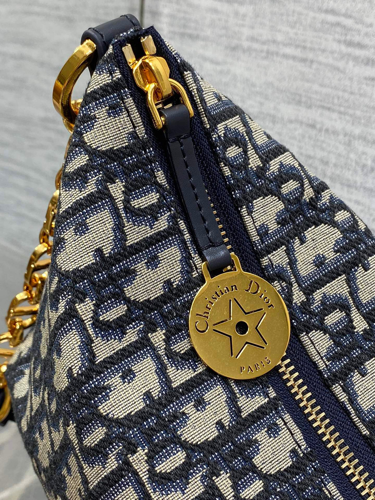 Ready stock Hobo star chain handbag series, upgraded version of the lunch box bag, practical design, equipped with an adjustable long shoulder strap, which greatly improves the practicality. The silhouette is soft and ultra-light for personal use. The