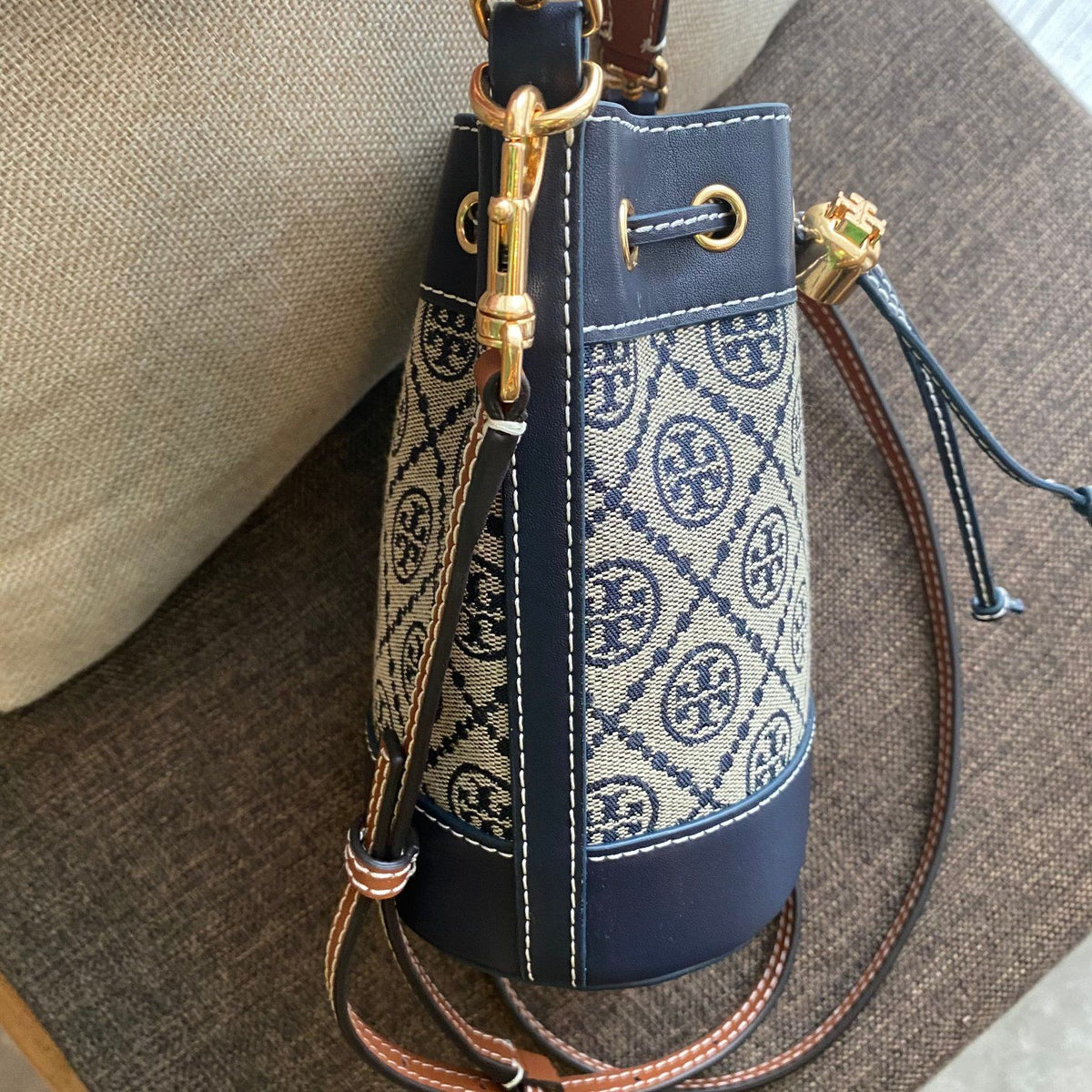 Purchasing Quality 1616 Small TORY BURCH Monogram 2021 Summer New Drawstring Bucket Bag Texture Navy Blue Canvas Fabric with Sharp Body Retro Jacquard Decoration for a More Casual and Stylish Overall Style