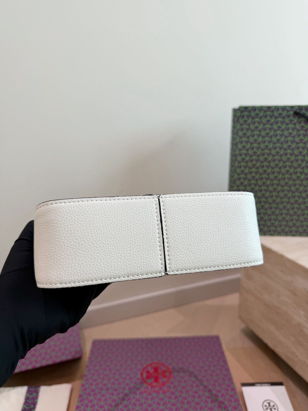 The leather Tory Burch bag is of moderate size Original order, custom made with origin label, imported fabric, super good texture and feel, durable and shiny hardware, non fading, single shoulder crossbody bag, fashionable and versatile, everything looks